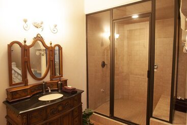 هتل Destinations Inn Theme Rooms