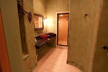 هتل Destinations Inn Theme Rooms