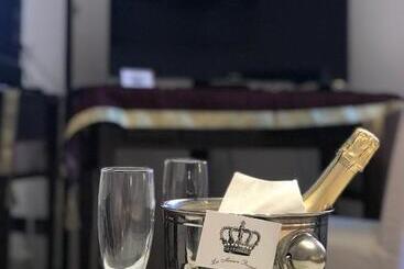 تختخواب و صبحانه La Maison Royale Bb