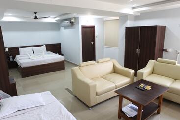Otel Nova Pride & Chennai Tiffins