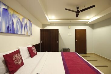 Otel Nova Pride & Chennai Tiffins