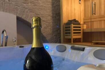 تختخواب و صبحانه Augustus Luxury Suite