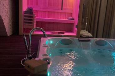 تختخواب و صبحانه Augustus Luxury Suite