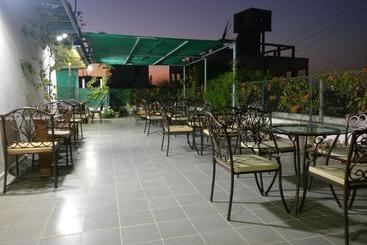 تختخواب و صبحانه Aashiyana Inn
