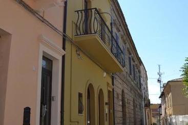 تختخواب و صبحانه In Piazzetta