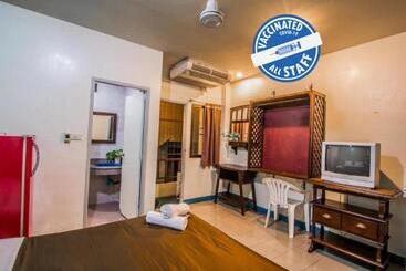 هتل Sutus Court 5