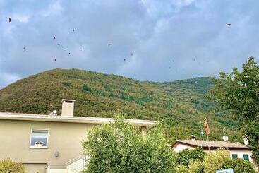 تختخواب و صبحانه Flyingaway