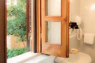 تختخواب و صبحانه La Gaggia Guest House
