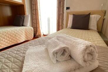 تختخواب و صبحانه Villa Laura Rooms & Pool
