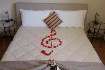 تختخواب و صبحانه Villa Laura Rooms & Pool