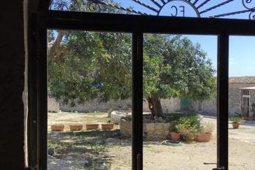Il Baglio Di Kharrub Rural Guest House