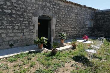 Il Baglio Di Kharrub Rural Guest House