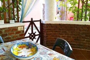 تختخواب و صبحانه Limoni Sul Mare