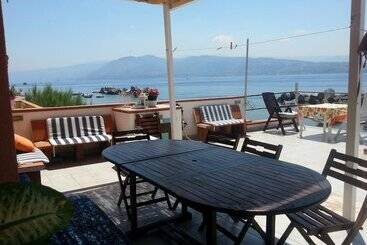 تختخواب و صبحانه Limoni Sul Mare
