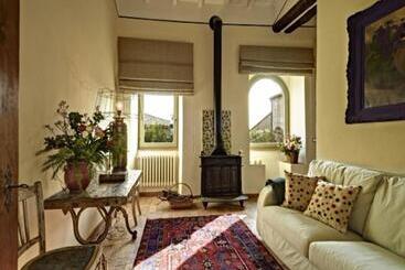 تختخواب و صبحانه Corte Della Maesta Antica Residenza