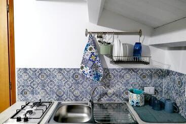 تختخواب و صبحانه Donnaciccinatrapani