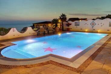 تختخواب و صبحانه La Suite Del Faro