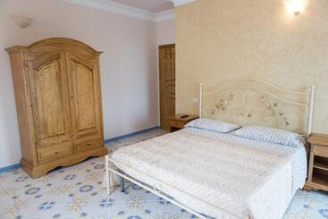تختخواب و صبحانه Rianna Rooms & Breakfast