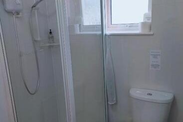 تختخواب و صبحانه The Groveside Guest House