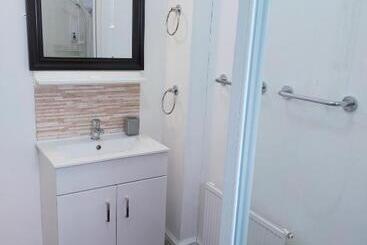 تختخواب و صبحانه The Groveside Guest House