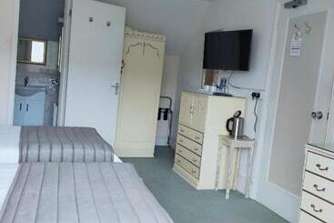 تختخواب و صبحانه The Groveside Guest House