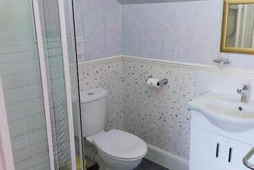 تختخواب و صبحانه The Groveside Guest House