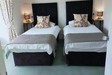 تختخواب و صبحانه The Groveside Guest House