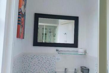 تختخواب و صبحانه The Groveside Guest House
