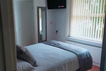 تختخواب و صبحانه The Groveside Guest House