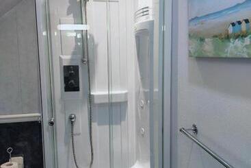 تختخواب و صبحانه The Groveside Guest House