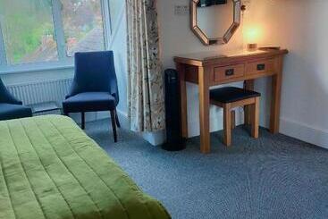 تختخواب و صبحانه The Groveside Guest House