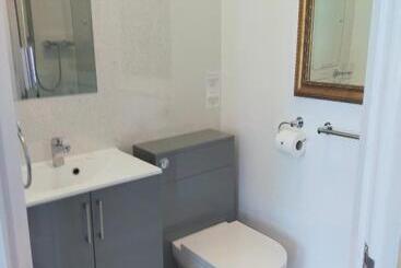 تختخواب و صبحانه The Groveside Guest House