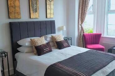 تختخواب و صبحانه The Groveside Guest House