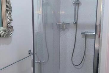 تختخواب و صبحانه The Groveside Guest House