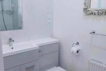 تختخواب و صبحانه The Groveside Guest House