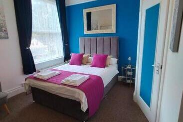 تختخواب و صبحانه The Groveside Guest House