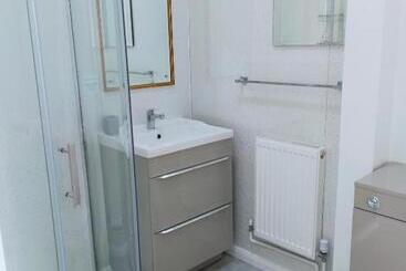 تختخواب و صبحانه The Groveside Guest House