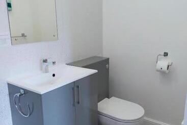 تختخواب و صبحانه The Groveside Guest House