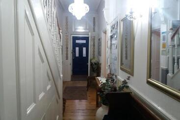 تختخواب و صبحانه The Groveside Guest House