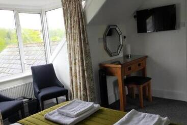تختخواب و صبحانه The Groveside Guest House