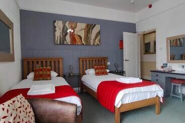 تختخواب و صبحانه The Groveside Guest House