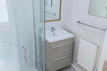 تختخواب و صبحانه The Groveside Guest House