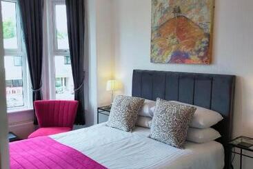 تختخواب و صبحانه The Groveside Guest House