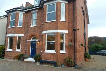 تختخواب و صبحانه The Groveside Guest House