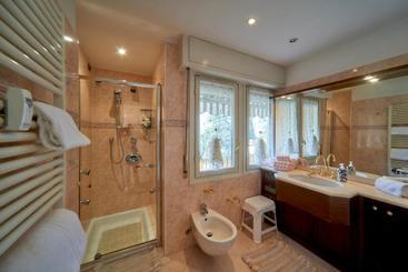 تختخواب و صبحانه Tosca House
