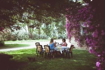 تختخواب و صبحانه Masseria Perronello Country House