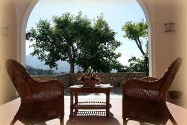 تختخواب و صبحانه Portico Del Paradiso