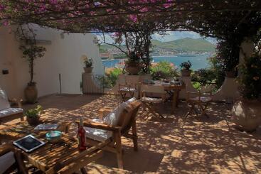تختخواب و صبحانه Villa La Bouganville