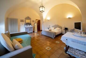تختخواب و صبحانه Villa La Bouganville