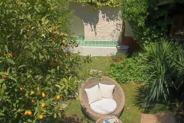 تختخواب و صبحانه Villa La Bouganville